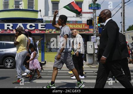 Kundgebung zum Freedom Day und marsch zur Feier des elften Juneteenth am 19. Juni 2021 in West Philadelphia, PA, USA. Der Juneteenth Independence Day oder Freedom Day erinnert an die Ankündigung der Abschaffung der Sklaverei am 19. Juni 1865 und wird dieses Jahr zu einem Bundesfeiertag, nachdem Präsident Joe Biden das Juneteenth National Independence Day Act in Kraft gesetzt hat. (Foto von Bastiaan Slabbers/NurPhoto) Stockfoto