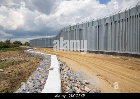 Griechenland verstärkt die griechisch-türkischen Grenzen mit Personal, Kameras, Drohnen, schweren Fahrzeugen, FRONTEX-Offizieren, aber auch mit einem 5 Meter hohen Zaun. Der Zaun ist eigentlich ein Beton gefüllt, eine Konstruktion für mindestens 40km, eine lange Abdeckung in den Feuchtgebieten des Evros Flusses (Meric auf Türkisch), Griechenlands Flussgrenze mit der Türkei. Die EU unterstützt die Grenzbefestigung finanziell. Asylbewerber, Migranten und Flüchtlinge nutzten Evros als Eingangspunkt nach Europa, während im März 2020 eine riesige Welle von Tausenden von Menschen versuchte, die Grenzen zu überqueren. Poros Village, Region Evros, Griechenland am 18. Juni 2021 ( Stockfoto