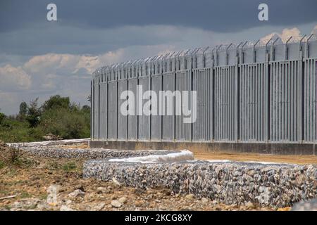 Griechenland verstärkt die griechisch-türkischen Grenzen mit Personal, Kameras, Drohnen, schweren Fahrzeugen, FRONTEX-Offizieren, aber auch mit einem 5 Meter hohen Zaun. Der Zaun ist eigentlich ein Beton gefüllt, eine Konstruktion für mindestens 40km, eine lange Abdeckung in den Feuchtgebieten des Evros Flusses (Meric auf Türkisch), Griechenlands Flussgrenze mit der Türkei. Die EU unterstützt die Grenzbefestigung finanziell. Asylbewerber, Migranten und Flüchtlinge nutzten Evros als Eingangspunkt nach Europa, während im März 2020 eine riesige Welle von Tausenden von Menschen versuchte, die Grenzen zu überqueren. Poros Village, Region Evros, Griechenland am 18. Juni 2021 ( Stockfoto