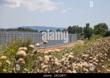 Griechenland verstärkt die griechisch-türkischen Grenzen mit Personal, Kameras, Drohnen, schweren Fahrzeugen, FRONTEX-Offizieren, aber auch mit einem 5 Meter hohen Zaun. Der Zaun ist eigentlich ein Beton gefüllt, eine Konstruktion für mindestens 40km, eine lange Abdeckung in den Feuchtgebieten des Evros Flusses (Meric auf Türkisch), Griechenlands Flussgrenze mit der Türkei. Die EU unterstützt die Grenzbefestigung finanziell. Asylbewerber, Migranten und Flüchtlinge nutzten Evros als Eingangspunkt nach Europa, während im März 2020 eine riesige Welle von Tausenden von Menschen versuchte, die Grenzen zu überqueren. Poros Village, Region Evros, Griechenland am 18. Juni 2021 ( Stockfoto