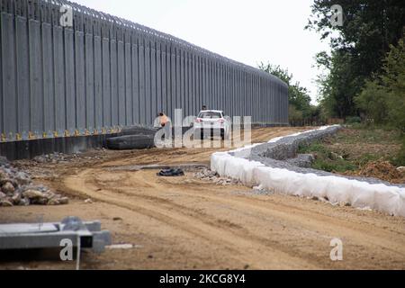 In Arbeit, Bau des neuen Zauns. Griechenland verstärkt die griechisch-türkischen Grenzen mit Personal, Kameras, Drohnen, schweren Fahrzeugen, FRONTEX-Offizieren, aber auch mit einem 5 Meter hohen Zaun. Der Zaun ist eigentlich ein Beton gefüllt, eine Konstruktion für mindestens 40km, eine lange Abdeckung in den Feuchtgebieten des Evros Flusses (Meric auf Türkisch), Griechenlands Flussgrenze mit der Türkei. Die EU unterstützt die Grenzbefestigung finanziell. Asylbewerber, Migranten und Flüchtlinge nutzten Evros als Eingangspunkt nach Europa, während im März 2020 eine riesige Welle von Tausenden von Menschen versuchte, die Grenzen zu überqueren. Poros Stockfoto