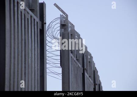 Griechenland verstärkt die griechisch-türkischen Grenzen mit Personal, Kameras, Drohnen, schweren Fahrzeugen, FRONTEX-Offizieren, aber auch mit einem 5 Meter hohen Zaun. Der Zaun ist eigentlich ein Beton gefüllt, eine Konstruktion für mindestens 40km, eine lange Abdeckung in den Feuchtgebieten des Evros Flusses (Meric auf Türkisch), Griechenlands Flussgrenze mit der Türkei. Die EU unterstützt die Grenzbefestigung finanziell. Asylbewerber, Migranten und Flüchtlinge nutzten Evros als Eingangspunkt nach Europa, während im März 2020 eine riesige Welle von Tausenden von Menschen versuchte, die Grenzen zu überqueren. Poros Village, Region Evros, Griechenland am 18. Juni 2021 ( Stockfoto