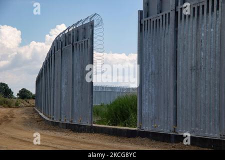 Griechenland verstärkt die griechisch-türkischen Grenzen mit Personal, Kameras, Drohnen, schweren Fahrzeugen, FRONTEX-Offizieren, aber auch mit einem 5 Meter hohen Zaun. Der Zaun ist eigentlich ein Beton gefüllt, eine Konstruktion für mindestens 40km, eine lange Abdeckung in den Feuchtgebieten des Evros Flusses (Meric auf Türkisch), Griechenlands Flussgrenze mit der Türkei. Die EU unterstützt die Grenzbefestigung finanziell. Asylbewerber, Migranten und Flüchtlinge nutzten Evros als Eingangspunkt nach Europa, während im März 2020 eine riesige Welle von Tausenden von Menschen versuchte, die Grenzen zu überqueren. Poros Village, Region Evros, Griechenland am 18. Juni 2021 ( Stockfoto