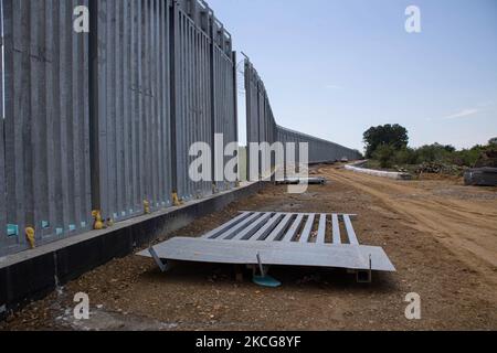 Griechenland verstärkt die griechisch-türkischen Grenzen mit Personal, Kameras, Drohnen, schweren Fahrzeugen, FRONTEX-Offizieren, aber auch mit einem 5 Meter hohen Zaun. Der Zaun ist eigentlich ein Beton gefüllt, eine Konstruktion für mindestens 40km, eine lange Abdeckung in den Feuchtgebieten des Evros Flusses (Meric auf Türkisch), Griechenlands Flussgrenze mit der Türkei. Die EU unterstützt die Grenzbefestigung finanziell. Asylbewerber, Migranten und Flüchtlinge nutzten Evros als Eingangspunkt nach Europa, während im März 2020 eine riesige Welle von Tausenden von Menschen versuchte, die Grenzen zu überqueren. Poros Village, Region Evros, Griechenland am 18. Juni 2021 ( Stockfoto