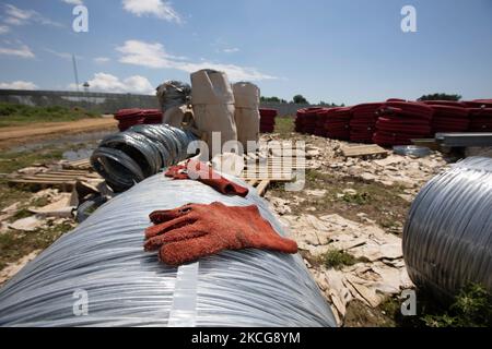 Handschuhe der Arbeiter. In Arbeit, Bau des neuen Zauns. Griechenland verstärkt die griechisch-türkischen Grenzen mit Personal, Kameras, Drohnen, schweren Fahrzeugen, FRONTEX-Offizieren, aber auch mit einem 5 Meter hohen Zaun. Der Zaun ist eigentlich ein Beton gefüllt, eine Konstruktion für mindestens 40km, eine lange Abdeckung in den Feuchtgebieten des Evros Flusses (Meric auf Türkisch), Griechenlands Flussgrenze mit der Türkei. Die EU unterstützt die Grenzbefestigung finanziell. Asylbewerber, Migranten und Flüchtlinge nutzten Evros als Eintrittspunkt nach Europa, während im März 2020 eine riesige Welle von Tausenden von Menschen versuchte, diese zu überqueren Stockfoto