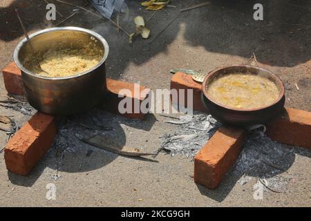 Pongala Gerichte gesehen während des Attukal Pongala Mahotsavam Festival in der Stadt Thiruvananthapuram (Trivandrum), Kerala, Indien, am 19. Februar 2019. Das Attukal Pongala Mahotsavam Festival wird jedes Jahr von Millionen Hindu-Frauen gefeiert. Während dieses Festivals bereiten Frauen Pongala (Reis gekocht mit Jaggery, Ghee, Kokosnuss sowie anderen Zutaten) im Freien in kleinen Töpfen zu, um der Göttin Kannaki zu gefallen. Es wird als Opfergabe an die Göttin Attukal Devi (im Volksmund als Attukal Amma bekannt) getan, die geglaubt wird, um die Wünsche ihrer Anhänger zu erfüllen und Wohlstand zu schaffen. (Foto von Creative Touch I Stockfoto