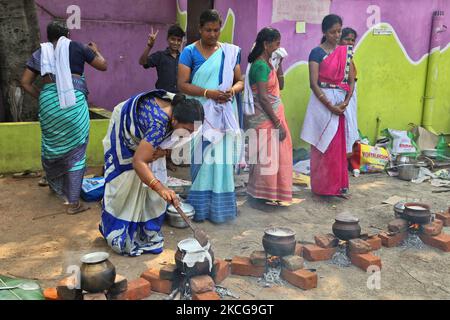 Hindu-Frauen kochen Pongala während des Attukal Pongala Mahotsavam Festivals in der Stadt Thiruvananthapuram (Trivandrum), Kerala, Indien, am 19. Februar 2019. Das Attukal Pongala Mahotsavam Festival wird jedes Jahr von Millionen Hindu-Frauen gefeiert. Während dieses Festivals bereiten Frauen Pongala (Reis gekocht mit Jaggery, Ghee, Kokosnuss sowie anderen Zutaten) im Freien in kleinen Töpfen zu, um der Göttin Kannaki zu gefallen. Es wird als Opfergabe an die Göttin Attukal Devi (im Volksmund als Attukal Amma bekannt) getan, die geglaubt wird, um die Wünsche ihrer Anhänger zu erfüllen und Wohlstand zu schaffen. (Foto von Creative Stockfoto