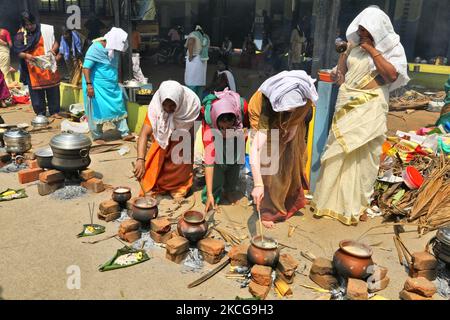 Hindu-Frauen kochen Pongala während des Attukal Pongala Mahotsavam Festivals in der Stadt Thiruvananthapuram (Trivandrum), Kerala, Indien, am 19. Februar 2019. Das Attukal Pongala Mahotsavam Festival wird jedes Jahr von Millionen Hindu-Frauen gefeiert. Während dieses Festivals bereiten Frauen Pongala (Reis gekocht mit Jaggery, Ghee, Kokosnuss sowie anderen Zutaten) im Freien in kleinen Töpfen zu, um der Göttin Kannaki zu gefallen. Es wird als Opfergabe an die Göttin Attukal Devi (im Volksmund als Attukal Amma bekannt) getan, die geglaubt wird, um die Wünsche ihrer Anhänger zu erfüllen und Wohlstand zu schaffen. (Foto von Creative Stockfoto