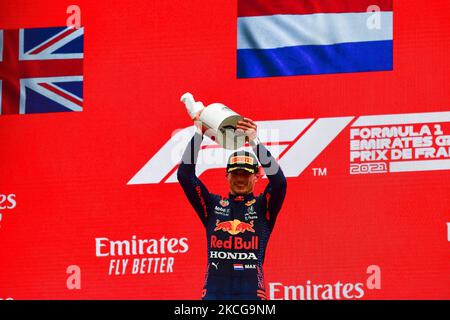 Der niederländische Sieger von Red Bull, Max Verstappen, feiert am 20. Juni 2021 auf dem Circuit Paul-Ricard in Le Castellet, Südfrankreich, die Trophäe auf dem Podium. (Foto von Andrea Diodato/NurPhoto) Stockfoto