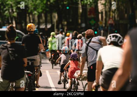 Am 20. Juni 2021 nehmen Menschen mit ihrem Fahrrad an einem Protest gegen Klimaaktionen in Köln Teil (Foto: Ying Tang/NurPhoto) Stockfoto