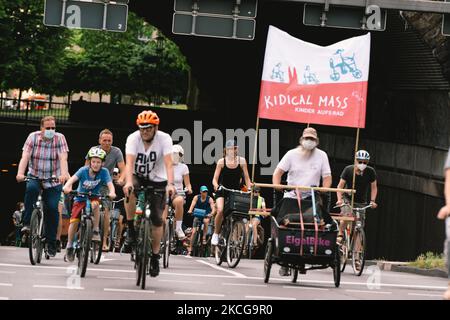 Am 20. Juni 2021 nehmen Menschen mit ihrem Fahrrad an einem Protest gegen Klimaaktionen in Köln Teil (Foto: Ying Tang/NurPhoto) Stockfoto
