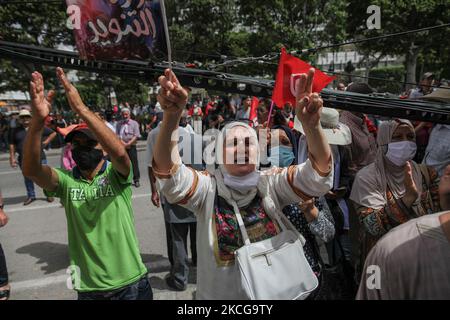 Eine Protestantin singt Slogans und macht das Siegeszeichen (V-Zeichen), während sie während einer Demonstration der Freien Destourischen Partei (PDL) vor dem Stadttheater in der Habib Bourguiba Avenue in Tunis, Tunesien, am 19. Juni 2021 eine Fahne mit der Aufschrift Revolution des Lichts aufhebt, Gegen die islamistische Partei Ennahda zu protestieren und die "Angriffe" des parlaments, der Regierung und der Präsidentschaft der republik gegen die Führer und die Mitglieder der PDL-Partei zu verurteilen. (Foto von Chedly Ben Ibrahim/NurPhoto) Stockfoto