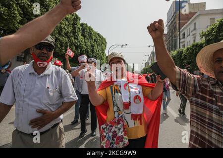 Eine von der tunesischen Flagge gedeckte Protesterin, die einen Fotodruck von Abir Moussis Schal trägt, macht das Siegeszeichen (V-Zeichen), während sie während einer Demonstration der Freien Destourischen Partei (PDL) vor dem Stadttheater in der Habib Bourguiba Avenue in Tunis, Tunesien, Slogans ruft, Am 19. Juni 2021, um gegen die islamistische Partei Ennahda zu protestieren und die "Angriffe" des parlaments, der Regierung und des Vorsitzes der republik gegen die Führer und die Mitglieder der PDL-Partei zu verurteilen. (Foto von Chedly Ben Ibrahim/NurPhoto) Stockfoto