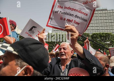 Ein Unterstützer hält ein Plakat mit der Aufschrift „die Unabhängigkeit Tunesiens ist eine rote Linie“ auf englisch, während einer Demonstration der Partei PDL vor dem Stadttheater in der Habib Bourguiba Avenue in Tunis, Tunesien, am 19. Juni 2021, Gegen die islamistische Partei Ennahda zu protestieren und die "Angriffe" des parlaments, der Regierung und der Präsidentschaft der republik gegen die Führer und die Mitglieder der PDL-Partei zu verurteilen. (Foto von Chedly Ben Ibrahim/NurPhoto) Stockfoto