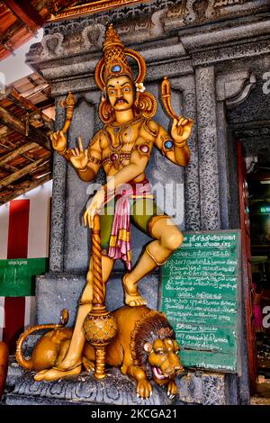 Statue eines Hüters am Eingang des Arasadi Vinayagar Tempels (Arasadi Sithio Vinayagar Kovil) in Jaffna, Sri Lanka. (Foto von Creative Touch Imaging Ltd./NurPhoto) Stockfoto