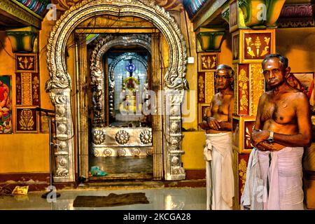 Eingang, der zum Hauptschrein am Arasadi Vinayagar Tempel (Arasadi Sithio Vinayagar Kovil) in Jaffna, Sri Lanka führt. (Foto von Creative Touch Imaging Ltd./NurPhoto) Stockfoto