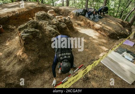 Dieses Foto, das am 14. Juni 2013 in Pocheon, Südkorea, aufgenommen wurde, zeigt die Überreste eines Soldaten, der während des Koreakrieges von 1950-53 getötet wurde, und seine Besitztümer, die die Agentur für KIA-Rückgewinnung und -Identifizierung in dem Berg in der Provinz Gyeonggi im Nordwesten Südkoreas ausgegraben hat. Das Projekt ist eine heilige Initiative der südkoreanischen Regierung, um unserer Verantwortung gerecht zu werden, die Überreste von 123.000 Kriegshelden wiederzuerlangen, die ihr Leben geopfert haben, um den Frieden und die Freiheit Südkoreas während des Koreakrieges zu schützen, deren Leichen aber nicht geborgen und begraben wurden Unbekannte Schlachtfelder. (Ph Stockfoto