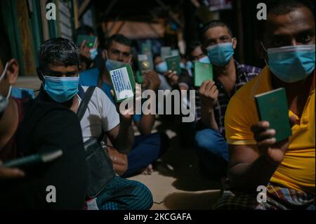 Wanderarbeiter zeigen ihren Pass während einer Razzia in Dengkil, außerhalb von Kuala Lumpur, Malaysia, am 21. Juni 2021. Die malaysische Einwanderungsbehörde verhaftete etwa 309 undokumentierte Einwanderer aus verschiedenen Nationalitäten, darunter Indonesier, Bangladeschis, Vietnamesen, Inder und Myanmar, Während eines integrierten Betriebs, der in einer Siedlung in der Nähe einer Baustelle durchgeführt wird. (Foto von Zahim Mohd/NurPhoto) Stockfoto