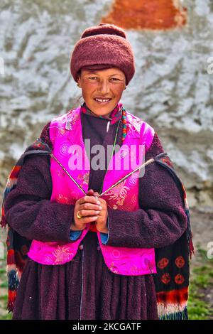 Eine junge Ladakhi (Zanskari) Frau in traditioneller Kleidung in einem kleinen Dorf in Rangdum, Ladakh, Jammu und Kaschmir, Indien. (Foto von Creative Touch Imaging Ltd./NurPhoto) Stockfoto