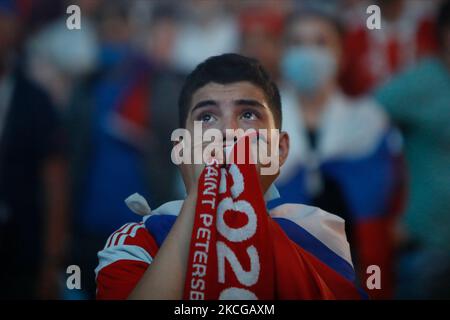 Der russische Unterstützer sieht während des UEFA-EM-2020-Spiels zwischen Dänemark und Russland am 21. Juni 2021 in der Fan Zone auf dem Konyushennaya-Platz in Sankt Petersburg, Russland, einen Live-Stream. (Foto von Mike Kireev/NurPhoto) Stockfoto