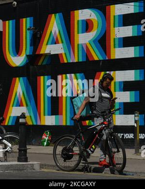 Ein Lieferkurier vor einem Wandbild mit der Aufschrift „U ARE ALIVE“ im Zentrum von Dublin. Am Montag, den 21. Juni 2021, in Dublin, Irland. (Foto von Artur Widak/NurPhoto) Stockfoto