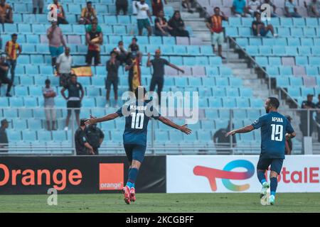 Ahlys Mittelfeldspieler Mohamed Magdy ''Afsha'' (R) feiert mit seinem Teamkollegen Mohamed Sherif, nachdem dieser im Halbfinalspiel der CAF Champions League zwischen dem tunesischen Esperance und dem ägyptischen Al-Ahly im Olympiastadion in Rades am östlichen Stadtrand der tunesischen Hauptstadt Tunis ON ein Tor erzielte 19. Juni 2021. (Foto von Ahmed Awaad/NurPhoto) Stockfoto