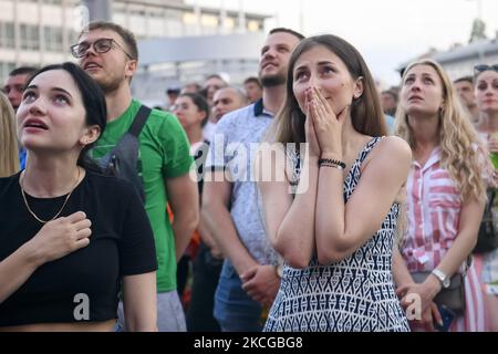 Ukrainische Fußballfans jubeln in der Fanzone in der Innenstadt von Kiew, Ukraine, am 21. Juni 2021 an, während sie das Vorrundenspiel der UEFA EURO 2020 Gruppe C zwischen der Ukraine und Österreich in Bukarest, Rumänien, beobachten. (Foto von Maxym Marusenko/NurPhoto) Stockfoto