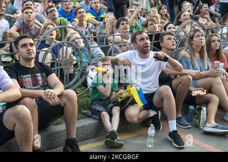 Ukrainische Fußballfans jubeln in der Fanzone in der Innenstadt von Kiew, Ukraine, am 21. Juni 2021 an, während sie das Vorrundenspiel der UEFA EURO 2020 Gruppe C zwischen der Ukraine und Österreich in Bukarest, Rumänien, beobachten. (Foto von Maxym Marusenko/NurPhoto) Stockfoto