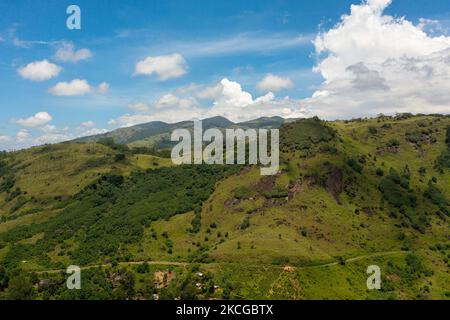 Luftaufnahme der grünen Hügel und Berge vor einem Hintergrund von blauem Himmel und Wolken. Sri Lanka. Stockfoto