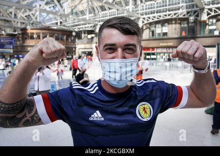 Schottland-Fans verlassen Central Station in Richtung Stadion vor dem Euro 2020-Spiel zwischen Schottland und Kroatien am 22. Juni 2021 in Glasgow, Schottland. (Foto von Ewan Bootman/NurPhoto) Stockfoto