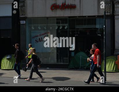 Blick auf die Zelte eines rauen Schlafes vor einem geschlossenen Laden in der Grafton Street im Stadtzentrum von Dublin. Am Dienstag, den 22. Juni 2021, in Dublin, Irland. (Foto von Artur Widak/NurPhoto) Stockfoto