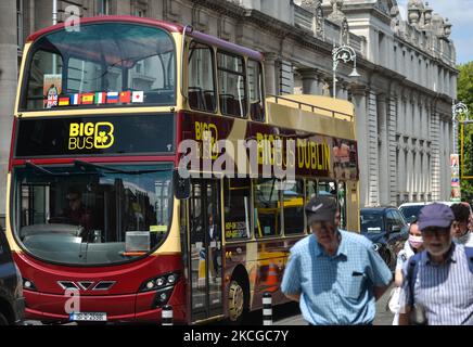 Der Big Bus Dublin Open-top, Hop-on-Hop-off, gesehen vor Regierungsgebäude in Dublin. Am Dienstag, den 22. Juni 2021, in Dublin, Irland. (Foto von Artur Widak/NurPhoto) Stockfoto