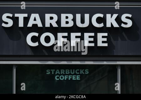 Starbucks Coffee-Logo im Stadtzentrum von Dublin. Am Dienstag, den 22. Juni 2021, in Dublin, Irland. (Foto von Artur Widak/NurPhoto) Stockfoto