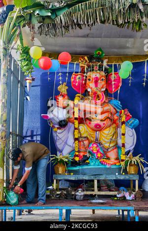 Der Mensch tut die letzten Dekorationen an einem Schrein mit einem großen Idol von Herrn Ganesha (Herr Ganesh) entlang der Straße während des Festivals von Ganesh Chaturthen in Kumbakonam, Tamil Nadu, Indien. Ganesh Chaturtti (auch bekannt als Vinayaka Chaturtti) ist ein hinduistisches Fest, das die Ankunft von Ganesh von Kailash Parvat mit seiner Mutter Göttin Parvati auf die Erde feiert. Das Festival ist geprägt von der Installation von Ganesh-Tonidolen privat in Häusern und öffentlich auf aufwendigen Pandalen (temporäre Tempel am Straßenrand). (Foto von Creative Touch Imaging Ltd./NurPhoto) Stockfoto