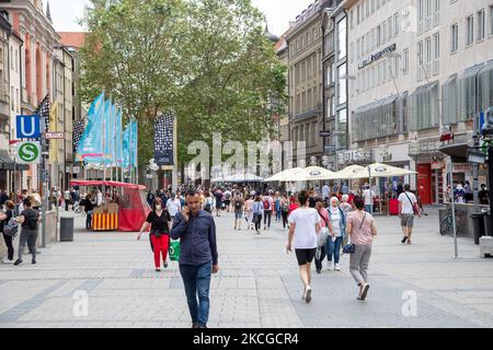 Die bayerische Hauptstadt München am Spieltag des Euro 2020-Spiels Deutschland Ungarn am 23. Juni 2021. Die Münchner stadtverwaltung wollte die Allianz Arena als Zeichen für Vielfalt in den LGBTQ-Regenbogenfarben erstrahlen lassen, aber die UEFA blockierte sie. Ungarn hat gerade ein Gesetz verabschiedet, das es Kindern und Jugendlichen verbietet, queeres Leben zu zeigen. (Foto von Alexander Pohl/NurPhoto) Stockfoto