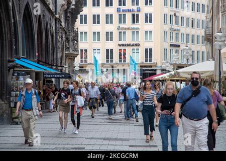 Die bayerische Hauptstadt München am Spieltag des Euro 2020-Spiels Deutschland Ungarn am 23. Juni 2021. Die Münchner stadtverwaltung wollte die Allianz Arena als Zeichen für Vielfalt in den LGBTQ-Regenbogenfarben erstrahlen lassen, aber die UEFA blockierte sie. Ungarn hat gerade ein Gesetz verabschiedet, das es Kindern und Jugendlichen verbietet, queeres Leben zu zeigen. (Foto von Alexander Pohl/NurPhoto) Stockfoto