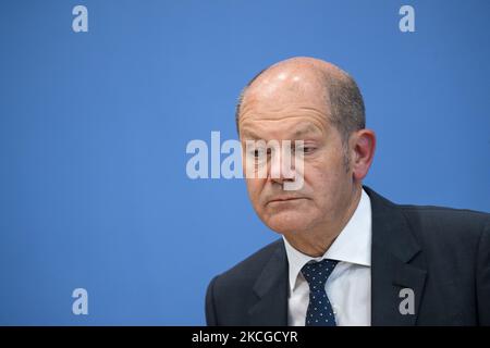 Bundesfinanzminister und SPD-Kanzler Olaf Scholz stellt am 23. Juni 2021 auf der Bundespressekonferenz in Berlin einen Bundeshaushaltsvorschlag für das Jahr 2022 vor. (Foto von Emmanuele Contini/NurPhoto) Stockfoto
