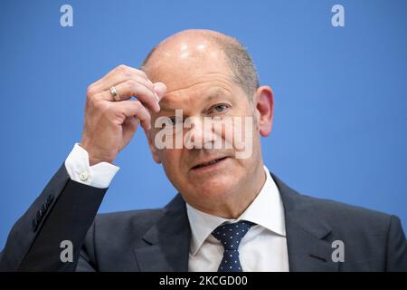 Bundesfinanzminister und SPD-Kanzler Olaf Scholz stellt am 23. Juni 2021 auf der Bundespressekonferenz in Berlin einen Bundeshaushaltsvorschlag für das Jahr 2022 vor. (Foto von Emmanuele Contini/NurPhoto) Stockfoto