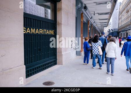 Die Menschen besuchen La Samaritaine öffnet am 23. Juni 2021 in Paris, Frankreich, ihre Pforten wieder. Nach sechzehn Jahren Renovierungsarbeiten öffnete das Kaufhaus in der Rue de Rivoli in Paris, das LVMH, La Samaritaine gehört, seine Türen wieder. (Foto von Vincent Koebel/NurPhoto) Stockfoto