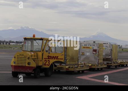 Blick auf die Vulkane Popocatépetl und Iztaccíhuatl auf der Start- und Landebahn des Internationalen Flughafens von Mexiko-Stadt, wo DHL-Mitarbeiter die Landung eines Flugzeugs aus Cincinnati mit 585.000 Dosen Pfizer-BioNTech-Biologika überwachen, die im Rahmen des Nationalen Impfplans gegen COVID-19 in Mexiko verteilt werden. Am 23. Juni 2021 in Mexiko-Stadt, Mexiko. (Foto von Gerardo Vieyra/NurPhoto) Stockfoto