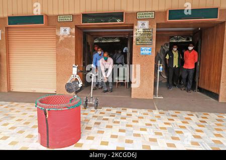 Bombengruppe bei einer Rettungsaktion während einer Scheinübung in der Rajmandir-Kinohalle in Jaipur, Rajasthan, Indien, im Juni 23,2021. (Foto: Vishal Bhatnagar/NurPhoto) Stockfoto