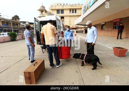 Bombengruppe bei einer Rettungsaktion während einer Scheinübung in der Rajmandir-Kinohalle in Jaipur, Rajasthan, Indien, im Juni 23,2021. (Foto: Vishal Bhatnagar/NurPhoto) Stockfoto