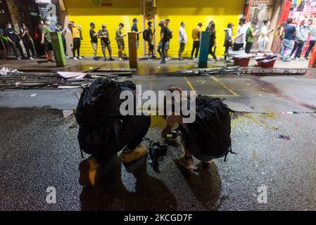 Am 24. Juni 2021 schießen Fotografen die Menschen, die sich anstellen, um Apple Daily in Mongkok, Hongkong, zu kaufen. (Foto von Marc Fernandes/NurPhoto) Stockfoto