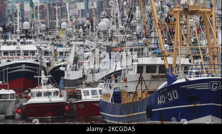 Blick auf eine Flottille von über 50 Fischerbooten, die am Fluss Liffey in Dublin anlegen. Die Fischer protestierten heute in Dublin gegen die fehlende Unterstützung der irischen Regierung gegen die Gemeinsame Fischereipolitik der EU. Am Mittwoch, den 23. Juni 2021, in Dublin, Irland. (Foto von Artur Widak/NurPhoto) Stockfoto