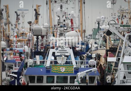 Blick auf eine Flottille von über 50 Fischerbooten, die am Fluss Liffey in Dublin anlegen. Die Fischer protestierten heute in Dublin gegen die fehlende Unterstützung der irischen Regierung gegen die Gemeinsame Fischereipolitik der EU. Am Mittwoch, den 23. Juni 2021, in Dublin, Irland. (Foto von Artur Widak/NurPhoto) Stockfoto