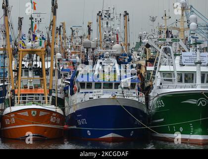 Blick auf eine Flottille von über 50 Fischerbooten, die am Fluss Liffey in Dublin anlegen. Die Fischer protestierten heute in Dublin gegen die fehlende Unterstützung der irischen Regierung gegen die Gemeinsame Fischereipolitik der EU. Am Mittwoch, den 23. Juni 2021, in Dublin, Irland. (Foto von Artur Widak/NurPhoto) Stockfoto