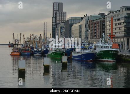 Blick auf eine Flottille von über 50 Fischerbooten, die am Fluss Liffey in Dublin anlegen. Die Fischer protestierten heute in Dublin gegen die fehlende Unterstützung der irischen Regierung gegen die Gemeinsame Fischereipolitik der EU. Am Mittwoch, den 23. Juni 2021, in Dublin, Irland. (Foto von Artur Widak/NurPhoto) Stockfoto