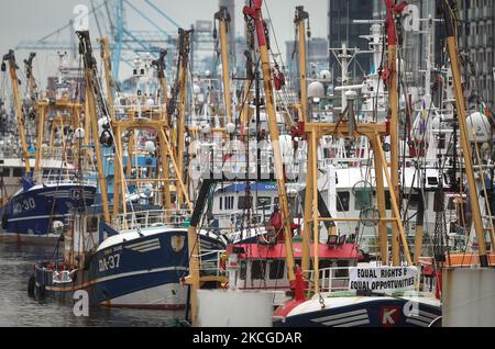 Blick auf eine Flottille von über 50 Fischerbooten, die am Fluss Liffey in Dublin anlegen. Die Fischer protestierten heute in Dublin gegen die fehlende Unterstützung der irischen Regierung gegen die Gemeinsame Fischereipolitik der EU. Am Mittwoch, den 23. Juni 2021, in Dublin, Irland. (Foto von Artur Widak/NurPhoto) Stockfoto