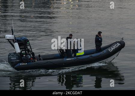 Mitglieder von Garda beobachten, wie eine Flottille von über 50 Fischerbooten Dublin verlässt, während sie an diesem Abend den Fluss Liffey hinunter segeln. Die Fischer protestierten heute in Dublin gegen die fehlende Unterstützung der irischen Regierung gegen die Gemeinsame Fischereipolitik der EU. Am Mittwoch, den 23. Juni 2021, in Dublin, Irland. (Foto von Artur Widak/NurPhoto) Stockfoto