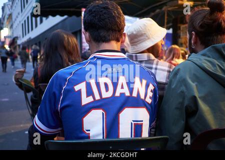 Französische Fans versammelten sich auf den Terrassen, um das Spiel der UEFA Euro 2020 Championship Group F zwischen Portugal und Frankreich am 23. Juni 2021 in Paris, Frankreich, zu sehen. (Foto von Adnan Farzat/NurPhoto) Stockfoto